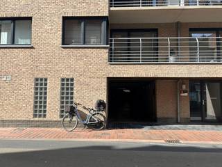 Afgesloten garage centraal gelegen aan de Grote Markt in hartje Blankenberge. De garage beschikt over een breedte van +/- 2,30 m tot +/- 4,50 m,...