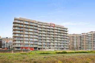 [[ DIT PAND NEEMT DEEL AAN DE ERA OPEN HUIZEN DAG OP 6/12 VAN 16:00 TOT 17:00 ]]
ort – Uniek penthouse met zeezicht, vaargeulzicht én parkzicht
<p>Te koop: schitterend gelegen penthouse in het hart van Nieuwpoort, met twee ruime, perfect zuidgerichte terrassen die een adembenemend panorama bieden: van de zee en de vaargeul tot het groene park.</p>

<p>Dit exclusieve appartement beschikt over twee slaapkamers, een lichtrijke leefruimte met open keuken en grote raampartijen die binnen en buiten naadloos laten samenvloeien. De zon, het uitzicht en de ruimte maken van dit penthouse een zeldzame vondst aan de kust.</p>

<p>Extra troef: mogelijkheid tot aankoop van een garage in de residentie.</p>

<p>Een ideale combinatie van ligging, comfort en luxe – perfect als tweede verblijf of om het hele jaar door te genieten van de kust.<br /><br />Meer informatie? Contacteer Gert op 058 222 222 of op gert@eraservimo.be</p>