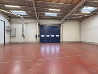 Loods te huur in Hoogstraten (480 m²) Bent u op zoek naar een loods in Hoogstraten dat zowel ruim als goed gelegen is? Zoek niet verder! Oppervlakte van 480m². Het heeft een strategische ligging die gemakkelijk toegankelijk is voor zowel leveranciers als klanten. Dit aanbod kan u tevens op onze website terug vinden. Troeven: -Gunstige ligging - 24/7 bereikbaar