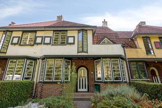 In de historisch en beschermde tuinwijk in Deurne-Zuid ontworpen door architect Eduard Van Steenbergen en gelegen naast het Boekenberg Park, bevindt zich recht tegenover het park deze instapklare cottagewoning welke werd gerenoveerd in 2001.<br />Uiteraard is de woning voorzien van de klassieke voortuin en karaktervolle gevel. Bij het binnenkomen is er een mooie inkomhal met apart toilet. De leefruimte werd vergroot en voorzien van heel veel licht door grote raampartijen en heeft voor de gezelligheid een inbouwhaard. Hier is eveneens airco voorzien. De keuken is volledig geïnstalleerd en is betrokken bij de living. Met een groot schuifraam komt u op het terras dat toegang geeft tot de kelderruimte. De tuin is ruim met achteraan een saunaruimte voorzien van toilet en douche.<br />Op de eerste verdieping zijn er 2 grote slaapkamers en een badkamer met aansluitend wasplaats. Met een vaste trap komt u op de zolder die helemaal is ingericht als slaapkamer of hobbyruimte.<br />Onderaards is er een verrassend ruime en handige kelder.