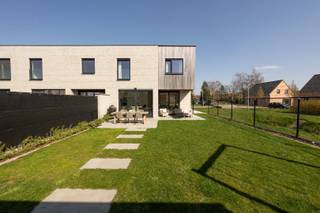 Deze RUIME GEZINSWONING (BJ 2023 | VERKOOP ONDER REGISTRATIERECHTEN!!!!) is gelegen te Dentergem (Wakken) met name in de Mirrepadde 18 op een...