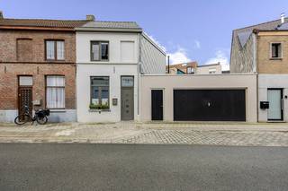 GEZELLIGE WONING op wandelafstand van de Katelijnepoort en de bruisende binnenstad! Vlakbij het station en alle winkels. Gezellige leefruimte, keuken met kleine berging, nieuwe badkamer met inloopdouche, 2 slaapkamers, geïsoleerde zolder en TERRASJE.<br />DAKEN volledig vernieuwd en geïsoleerd. Voorzien van ZONNEPANELEN &amp; THUISBATTERIJ.<br />EPC wordt B bij installatie van warmtepomp (airco lucht-lucht).<br />Een mooie OPPORTUNITEIT om te starten of te investeren!
