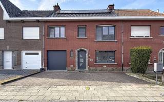 <p>Instapklare, volledig gerenoveerde woning op een rustige ligging, bestaande uit een ruime inkomhal met apart toilet, gezellige leefruimte met eet-en zithoek, volledig uitgeruste open keuken met 2 grote schuiframen, praktische was/bergplaats/garage, ruime kelder en een private tuin met groot aangelegd terras en tuinberging.</p>
<p>Op de 1<sup>ste</sup> verdieping zijn er 3 volwaardige slaapkamers, nachthal met afzonderlijk toilet, ruime badkamer (inloopdouche, lavabo en ligbad) en een vaste trap naar de 2<sup>de</sup> verdieping waar er de mogelijkheid is om nog meerdere slaapkamers te maken</p>
<p>Extra troeven:</p>
<ul>
<li>Energiezuinig (A-label)</li>
<li>Voorzien van 7 zonnepanelen</li>
<li>Waterverzachter</li>
<li>Droge kelder</li>
<li>Parkeergelegenheid voor de woning</li>
<li>In de nabijheid van scholen, winkels, het centrum en openbaar vervoer.</li>
<li>Instapklaar</li>
<li>Ruime woning</li>
<li>Laadpaal in de garage</li>
<li>5 min. wandelafstand tot aan de leie</li>
</ul>
Uiterlijk 9/3/2027 beschikbaar (in overleg)<br />
<p>Deze woning is te koop ZONDER makelaar via het concept van Smart Houses! Verdere inlichtingen of bezoek? Contacteer rechtstreeks de eigenaar via 0470/86.36.97.</p>