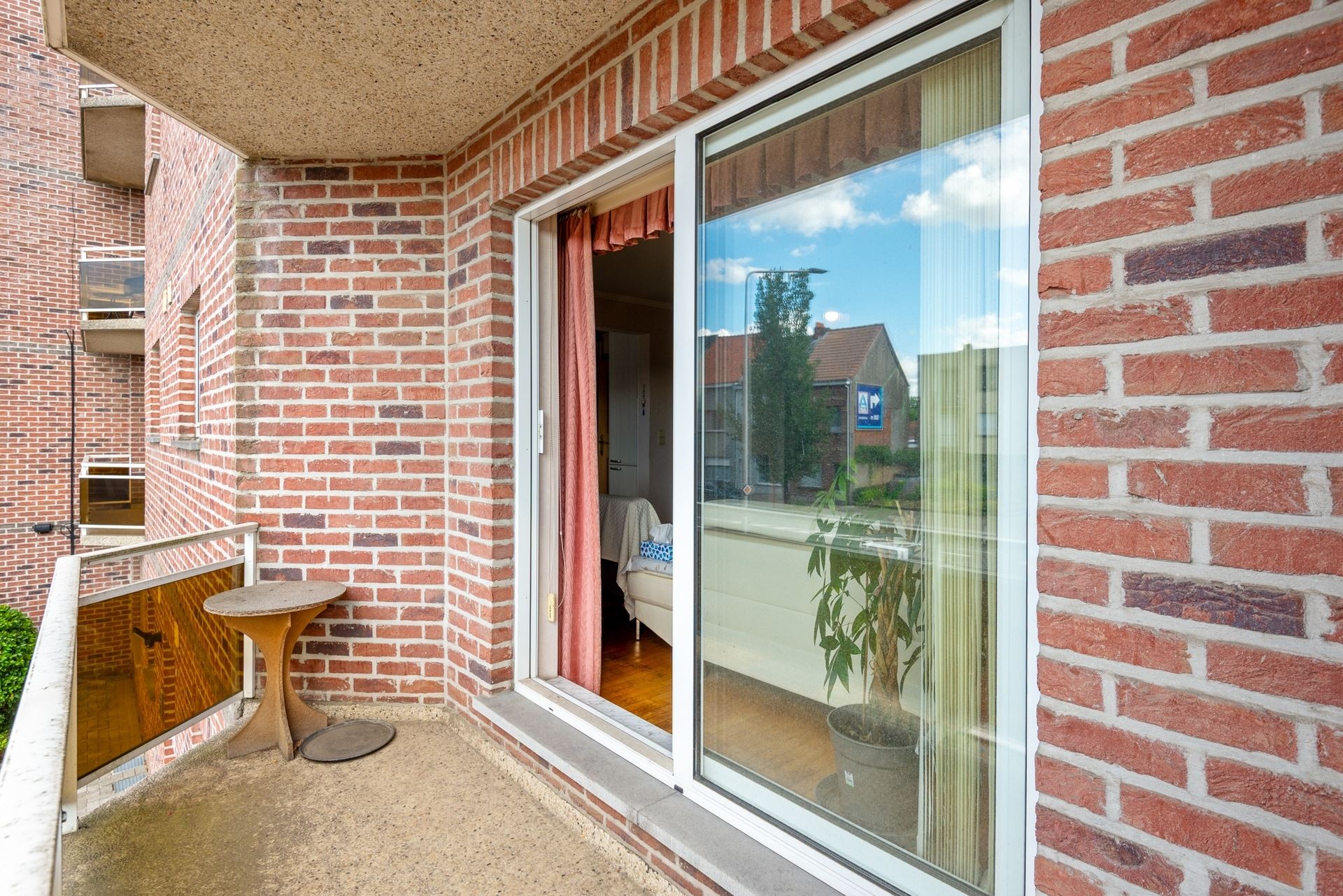 Ruim appartement met 2 slpks, kelder, 2 terrassen en garage. - foto 4