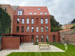 <p><span>Studentenstudio te huur HUB 02 Leuven</span></p><p><span>Op een toplocatie in Leuven, aan het Sint-Jacobsplein en vlak bij Gasthuisberg, de Kruidtuin en het centrum, vind je het moderne studentenproject HUB 02. Achter de karaktervolle gevel van een voormalig koetshuis schuilt een hedendaags en rustig gelegen complex met een aangename private binnentuin.</span></p><p><span>Deze duplex studio is volledig instapklaar en kwalitatief afgewerkt. Elke kamer wordt geschilderd en uitgerust met hoogwaardig vast meubilair, gordijnen en verlichting, en beschikt bovendien over een eigen badkamer met douche, toilet, wastafel en een eigen keuken met de nodige voorzieningen. Naast de privatieve ruimte kunnen studenten gebruikmaken van gemeenschappelijke, volledig ingerichte keukens en een afgesloten fietsenstalling.</span></p><p><span>HUB 02 zet sterk in op duurzaam en energiezuinig wonen dankzij een geothermische warmtepomp, vloerverwarming en zonnepanelen. Dit zorgt niet alleen voor een aangenaam wooncomfort, maar ook voor een toekomstgerichte en efficiënte energievoorziening.</span></p><p><span>De centrale ligging tussen verschillende campussen, zoals Gasthuisberg, Arenberg en het stadscentrum, maakt dit de ideale uitvalsbasis voor elke student.</span></p><p><span>Interesse? Neem contact met ons!</span></p>