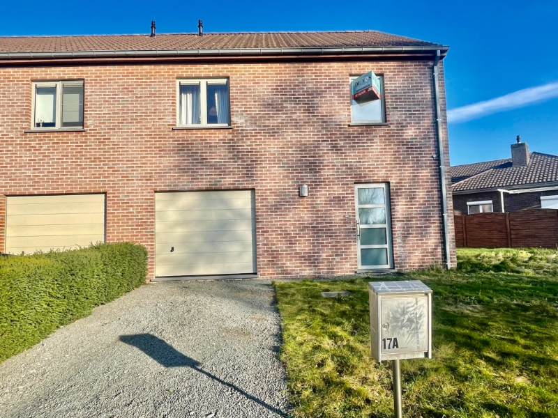 RECENTE HALFOPEN BEBOUWING MET DRIE SLAAPKAMERS EN GARAGE TE HUUR - foto 1