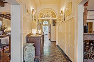 charmant hotel is gelegen in het centrum van Veurne en heeft een zeer vlotte verbinding naar zowel de kust, als de Franse grens (20km) en steden...