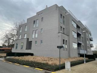 Te Sint-Amands, vlakbij wandel- en fietspaden, bieden wij U rustig gelegen, een modern instapklaar appartement te huur aan.Het appartement bestaat...