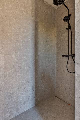 Ontdek deze strak ontworpen woning van Huysman Bouw, gelegen in een rustige, nieuwe verkaveling tussen de Eeklostraat en Benninckstraat. De bouwwerken zijn gestart en u koopt aan vaste prijs. Geniet van een energiezuinige woning met warmtepomp, vloerverwarming, zonnepanelen en ventilatie met warmterecuperatie. De woning biedt een optimale indeling met 3 slaapkamers, 2 bergingen, grote raampartijen en een carport op een zuidgericht perceel van 256m². Kies uw interieur volledig op maat met begeleiding van onze interieurarchitect. Ruime budgetten voor keuken, vloeren en deuren zijn voorzien. Ontworpen door CAS architecten, met hoogwaardige gevelmaterialen en strakke lijnen. Interesse? Contacteer Ewout Vanden Bussche via 0497 588 888 of contact@huysmanbouw.be.