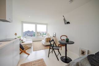 Res. Sombrero. Fantastische studio gelegen op in een zijstraat van de zeedijk. Meteen valt het prachtig uitzicht op die u heeft vanuit de leefruimte. Door het uitzicht heeft u een heel lichtrijke studio met grote raampartijen. De studio geniet een luxueuze afwerking, Het is uiterst geschikt voor permanente bewoning, of als tweede verblijf voor de familie. Het appartement is gelegen in een rustige, doch centraal gelegen, omgeving waar de gezellige restaurants op wandelafstand liggen. De ideale uitvalsbasis aan zee dus! Indeling: Ruime leefruimte, open keuken, nachthal, Badkamer met inloopdouche en lavabo, Berging in de kelderruimte