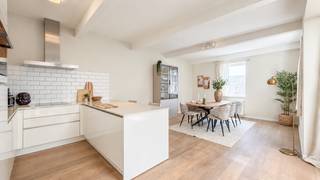 This modern and exceptionally bright apartment of approximately 120 m² is located on the third floor of the “South Eden” residence, ideally situated between Kasteelpleinstraat and Mechelseplein, on the edge of Antwerp’s Zuid district and the equally trendy Theatre Quarter.
The façade tells a story. Originally built in 1899 as a warehouse and shop specialising in tableware, including porcelain, faience, crystal and silverware, the building underwent a complete renovation and conversion into apartments in 2013.
Upon entering, the central dome immediately creates a wonderful sense of light and space. The distinctive layout separates the living room from the dining area. The approximately 11 m² enclosed terrace feels like a private patio, offering pleasant privacy.
The kitchen is equipped with a fridge-freezer, dishwasher, induction hob and combination microwave oven. The metro-style tiles add extra character.
The bedrooms are situated at the quiet rear of the building. The spacious master bedroom features fitted wardrobe space. The second bedroom is ideal as a child’s or guest room, or as a home office.
The contemporary bathroom features a generous walk-in rain shower, a vanity unit with washbasin and a toilet. Connections for a washing machine and tumble dryer are provided.
A private cellar provides additional storage space.
A parking space can be purchased separately for €35,000, excluding registration tax.