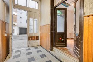 Rez-de-chaussée commercial avec atelier à l’arrière, au cœur d’UccleBâtiment principal côté rue – Composition :À droite : entrée cochère (± 10 m²),...