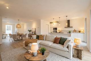 <p>Topper! Energiezuinige halfopen nieuwbouwwoning met 3SLK, oprit en tuin! Goed gelegen te Anzegem in de nabijheid van scholen, winkels en openbaar vervoer. <br />Op het gelijkvloers bevinden zich de inkomhal met apart toilet, ruime lichtrijke living met open volledig geïnstalleerde keuken met eiland, die toegang biedt tot de zonnige tuin, praktische berging. Op de eerste verdieping bevinden zich de overloop, apart toilet, 3 ruime slaapkamers (waarvan de masterbedroom met aanpalende dressing) en badkamer (lavabo, douche en bad). <br />Bovendien beschikt de woning over een oprit en een zonnige tuin met tuinberging.<br />Energiezuinige woning (warmtepomp, vloerverwarming, regenput (10.000L), dubbele beglazing, conforme elektriciteit.<br />6% BTW mogelijk (indien voldaan aan de voorwaarden)<br /><br />Bezoek na afspraak met Immo Beguin: tessa@immobeguin.be</p>
