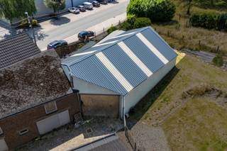 Entrepôt de 156 m² constituant une excellente opportunité pour du stockage, activité artisanale ou usage mixte.Caractéristiques :Toiture récente...