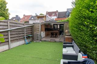 WILRIJK (VALAAR) | RUIME GERENOVEERDE GEZINSWONING MET VIER TOT VIJF SLAAPKAMERS EN GROTE TUIN | TEVENS GESCHIKT ALS KANGOEROEWONING | OP EEN...