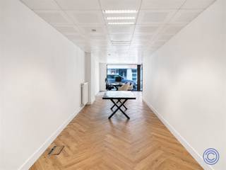 <p><span>Informatie handelspand</span></p><p><span>Op zoek naar een commerciële ruimte met uitstraling, zichtbaarheid en een centrale ligging? Dit handelspand van ca. 70 m² bevindt zich op een uitstekende locatie aan de Mechelsesteenweg in het centrum van Kontich. De ruimte geniet dankzij de brede etalage van ca. 5 meter van veel natuurlijke lichtinval én een sterke visibiliteit naar voorbijgangers en verkeer. Hierdoor is het pand uitermate geschikt voor een winkel, kantoor, vrij beroep of dienstverlenende activiteit. Binnenin werd gekozen voor een kwalitatieve en onderhoudsvriendelijke Floorify-laminaatvloer in visgraatmotief, wat zorgt voor een verzorgde en professionele uitstraling. Daarnaast beschikt het pand over een aparte keuken met kitchenette en een aparte WC met handenwasser. De commerciële ligging is een belangrijke troef: het pand bevindt zich in het centrum van Kontich, op wandelafstand van een grote publieke parking. Klanten bereiken de zaak vlot met de wagen, fiets of het openbaar vervoer. Het pand is per direct beschikbaar. De maandelijkse kast bedraagt 25 euro voor het aandeel in de brandverzekering. Privatieve meters voor elektriciteit, gas en water. </span></p><p><span> </span></p><p><span>Indeling</span></p><ul><li><span>Kantoorruimte ca. 65m² voorzien van een kwalitatieve, onderhoudsvriendelijke laminaatvloer (Floorify) in visgraat motief. De etalage zorgt voor veel lichtinval en een ideale zichtbaarheid van uw kantoor</span></li><li><span>Aparte keuken voorzien van een kitchenette</span></li><li><span>Aparte WC met handenwasser.</span></li></ul><p><span> </span></p><p><span>Extra's</span></p><ul><li><span>Etalage ca. 5m met veel visibiliteit</span></li><li><span>Ideaal als winkel/bureel/vrij beroep</span></li></ul><p><span> </span></p><p><span>Algemene informatie</span></p><ul><li><span>Huurprijs: 1.100 euro/maand</span></li><li><span>Vaste kosten: 25 EUR/maand (blokpolis)</span></li><li><span>Per direct beschikbaar </span></li></ul><p><span> </span></p><ul><li><span>Verbruik: privatieve meters voor water, gas en elektriciteit</span></li><li><span>Onroerende voorheffing ten laste van de huurder</span></li><li><span>Huurwaarborg: 6 maanden</span></li><li><span>Opmaak intredende plaatsbeschrijving: 230 EUR excl. btw per partij</span></li><li><span>Commissie: 15% op de jaarhuur excl. btw (eenmalig te betalen)</span></li></ul><p><span> </span></p><p><span>Gebouw</span></p><ul><li><span>Goed onderhouden gebouw, bestaande uit een gelijkvloers winkelpand en 3 verdiepingen met appartementen</span></li></ul><p><span> </span></p><p><span>Ligging</span></p><ul><li><span>Commerciële ligging aan de Mechelsesteenweg in het centrum van Kontich</span></li><li><span>Grote publieke parking op 50m wandelen</span></li><li><span>Klanten kunnen de winkel vlot bereiken via openbaar vervoer, fiets en wagen</span></li><li><span>MOBISCORE: 9,3/10</span></li></ul><p><span> </span></p><p><span>*De informatie in deze prospect is ter informatieve titel: de kandidaat-huurders moeten hun eigen zaak maken van het verkrijgen, controleren en interpreteren van deze informatie</span></p>