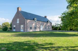 Deze villa gebouwd in 2004 bestaat uit een ruime inkomhal, ruime living met open haard (gas) en eetplaats, ingerichte keuken met zithoek, berging (wasplaats), een gelijkvloerse slaapkamer met badkamer (bad &amp; douche) en een kelder. Op het verdiep een zeer ruime zolder die momenteel dienst doet al stockage, maar de mogelijkheid biedt tot meerdere kamers, praktijk, opslag, hobby... De tuin met terrassen en bijhorende kapel staat op 24a17ca. 