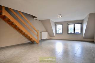 Dit appartement is gelegen op het dorpsplein in het centrum van Ruien. Het appartement bestaat uit een leefruimte, geïnstalleerde keuken, toilet...