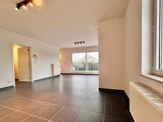 Op zoek naar een <strong>mooi en lichtrijk 2 slaapkamer</strong> appartement dan is dit energiezuinig appartement misschien wel de nieuwe thuis die u zoekt.<br />Dit appartement in een <strong>kleinschalige residentie</strong> ligt in het <strong>centrum van Nazareth</strong> met scholen, winkels, sporthal, restaurants en groen in de onmiddellijke omgeving. Met de goede verbindingen naar de autosnelweg (E17) of de Gewestweg N60 (Oudenaarde) of N35 (Deinze) ben je in een mum van tijd in Gent, Oudenaarde, Deinze of Waregem.<br /><br />Het appartement bestaat uit een <strong>ruime leefruimte</strong> met aparte <strong>keukenhoek</strong>, een heel <strong>ruime berging</strong>, een <strong>badkamer</strong> voorzien van bad met douche, dubbele lavabo en toilet, een <strong>extra gastentoilet</strong> en <strong>2 ruime slaapkamers</strong>. Nieuw schilderwerk, verlichting en gordijnrails zijn geïnstalleerd. U kan hier zo intrekken.<br />In de huurprijs van het appartement is tevens de huur van de bijhorende <strong>garagebox inbegrepen</strong>.<br /><br />Domicilie verplicht.<br />Huurprijs : 995 Euro per maand<br />Huurwaarborg : 3 maanden huur<br />Gemeenschappelijke lasten : 85 Euro provisie per maand<br />Er zijn individuele tellers voor water, gas en elektriciteit.<br />Beschikbaar 01/12/2026<br />Bezoeken enkel na afspraak.<br /><br /><strong>Een bezoek plannen? Dit kan enkel via onze website www.stellarimmo.be/te-huur. Ga naar het pand en klik op de 'een bezoek aanvragen' knop onder de foto van de makelaar.<br /><br />Verdere info via martine@stellarimmo.be</strong>