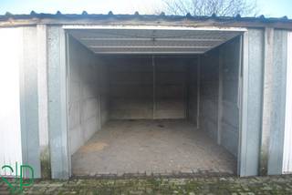 Centraal gelegen garage (nummer 3) met wit metalen kantelpoort - lengte: 6m x breedte: 3m - geen elektriciteit voorzien.Voor bijkomende inlichtingen...