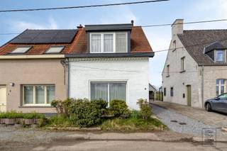 Upon entering the home, you enter a bright room with potential for furnishing a cozy kitchen. Adjacent are the bathroom and a guest toilet...