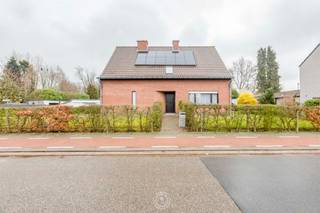 Deze <strong>oerdegelijk gebouwde open bebouwing</strong> uit 1986 is gelegen op een interessante locatie aan de rand van Sint-Niklaas. De Sparrenhofstraat staat bekend om haar residentieel karakter en biedt een <strong>aangename combinatie van rust en bereikbaarheid</strong>. Met  vlotte verbindingen naar belangrijke invalswegen en de nabijheid van winkels, scholen en openbaar vervoer geniet u hier van een <strong>praktische ligging</strong> met alle dagelijkse voorzieningen binnen handbereik.<br /><br />Dankzij de<strong> royale volumes, doordachte indeling en stevige constructie</strong> vormt deze woning de ideale basis voor wie comfortabel wil wonen in een ruime gezinswoning.<br /><br />Via de inkomhal komt u terecht in de <strong>bijzonder ruime leef- en eetruimte</strong> met een aparte zithoek voorzien van een gezellige haard. Het grote schuifraam zorgt voor een aangename lichtinval en biedt directe toegang tot de tuin. Op het gelijkvloers bevinden zich verder de keuken, een praktische wasplaats, een douchecabine en toegang tot de kelder.<br /><br />Op de eerste verdieping geeft de ruime nachthal toegang tot <strong>vier volwaardige slaapkamers</strong> en een badkamer.<br />Daarnaast beschikt de woning nog over een <strong>zolder, bereikbaar via een uitklapbare trap</strong>: ideaal als extra bergruimte of eventueel verder in te richten. <br /><br /><em>Het stuk grond dat met de woning verkocht wordt, bedraagt bij benadering zo'n 840 m². Dit dient, in overleg met de koper, nog afgesplitst te worden van de oprit naar de ernaast gelegen garages. </em><br /><br />Enkele troeven op een rijtje:<br />- royale volumes<br />- 4 volwaardige slaapkamers<br /><strong>- EPC-label B<br />- zonnepanelen (4.800 Wp)</strong><br />- solide constructie. <br /><br />Interesse? Kom deze woning zelf ontdekken en contacteer ons via laurens@claves.be of op 0476 21 35 46.