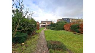 <p></p><p>Een ruime woning bestaande op het gelijkvloers uit een woonkamer (parket) met schouw en inbouwcassette, ingerichte keuken, veranda, wasplaats, bergplaats, dubbele inpandige garage, slaapkamer, afzonderlijk toilet, ruime tuin met tuinberging.  Op de eerste verdieping bevinden zich naast de masterbedroom met aangrenzende badkamer nog 2 slaapkamers, bergplaats, afzonderlijk toilet.  Het naastliggend eigendom op de Langestraat nummer 59 staat ook te koop.   De omgeving leent zich tot de ontwikkeling van appartementsbouw met al dan niet commerciële activiteiten.  Het straatbeeld is zeer divers.</p><p>De woning is gelegen in woongebied, geen voorkooprecht, geen verkaveling, geen dagvaarding</p><p></p>