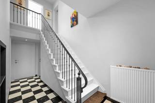 Deze instapklare woning biedt met haar 216 m² bewoonbare oppervlakte op een perceel van 803 m² een perfecte mix van ruimte, licht en comfort...