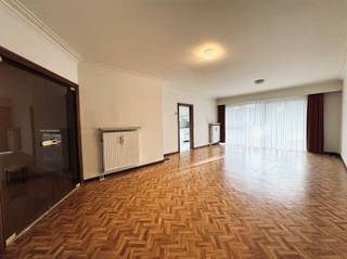 Dit ruim appartement is gelegen op de tweede verdieping in een groene omgeving. U beschikt over twee terrassen, waarvan één voorzien is van...