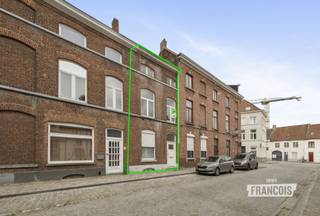 Ontdek deze te renoveren herenwoning, prachtig gelegen aan de Brugse Vesten en vlakbij het station. <br /><br />Op het gelijkvloers bevindt zich een inkomhal die toegang geeft tot de open leefruimte met half afgescheiden voorplaats en aansluitende keuken. Achteraan is er een ruimte met badkamer, die mits herinrichting perfect kan worden omgevormd tot een aangename buitenruimte of stadstuintje.<br /><br />De eerste verdieping omvat een nachthal en twee volwaardige slaapkamers. Op de tweede verdieping bevindt zich een derde slaapkamer, samen met een ruime zolderverdieping waar eenvoudig een extra kamer kan worden gecreëerd.<br /><br />Deze woning biedt heel wat potentieel voor wie graag een karaktervolle stadswoning volledig naar eigen smaak wil renoveren, op een uiterst gegeerde ligging aan de Brugse Vesten.<br /><br />Bovendien is er ook een kelder aanwezig en werd een grootdeel van het raamwerk vernieuwd!<br /><br />Interesse? Neem dan nu contact op met Kenjiro via 0495 64 69 95 of waeles@immofrancois.be! <br /><br />