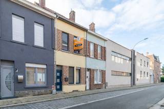 Een welgelegen en energiezuinige woning (EPC: C) met 2 slaapkamers en zuid georiënteerd terras/tuin.Gelegen nabij alle faciliteiten.Elektrische...