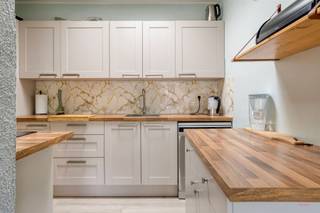This well-kept bungalow, located at Stijn Streuvelsstraat 32 in Waregem, offers a practical and comfortable living solution in a central but...
