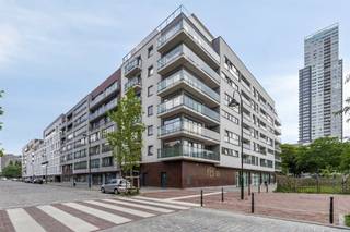 <p><span>APP. AVEC 2 CHAMBRES, TERRASSE, PARKING + CELLIER</span></p><p><span> </span></p><p><span>La résidence Allée Verte est située sur le boulevard Hélihaven au numéro 50. Nous sommes à distance de marche de la gare (Bruxelles-Nord), de plusieurs parcs, de commerces de proximité, de supermarchés, d'écoles, .... En outre, nous nous déplaçons facilement vers le centre ville animé de Bruxelles. </span></p><p><span> </span></p><p><span>En arrivant à la résidence, nous prenons l'ascenseur jusqu'au deuxième étage. Nous entrons dans l'appartement par le hall d'entrée. A côté du hall d'entrée se trouve l'espace de vie. Il se compose d'un coin salon, d'un coin repas et d'une cuisine entièrement équipée. La cuisine est équipée de tous les appareils électroménagers nécessaires. Grâce aux grandes fenêtres et à la présence d'un balcon, elle est agréablement lumineuse. A côté de la cuisine se trouve un débarras/buanderie. Nous passons ensuite au hall d'entrée qui nous donne accès aux toilettes pour invités, à la salle de bains et aux deux chambres à coucher.</span></p><p><span> </span></p><p><span>Avantages : </span></p><p><span>- Situation centrale</span></p><p><span>- Appartement économe en énergie (label B) </span></p><p><span>- Appartement confortable avec terrasse</span></p><p><span>- Possibilité de louer un emplacement de parking + cave privée (loyer : 120,00 euros/mois)</span></p><p><span> </span></p><p><span>En résumé : </span></p><p><span>- Prix de location : 1.170,00 euros/mois</span></p><p><span>- Location du parking + cave : 120,00 euros/mois</span></p><p><span>- Frais généraux, y compris l'avance du chauffage/de l'eau chaude : 200,00 euros/mois</span></p><p><span>- Participation à l'expertise immobilière : 200,00 euro (unique) </span></p><p><span>- Garantie locative : 2.340,00 euro (unique, à payer avant le début du bail)</span></p><p><span> </span></p><p><span>Nous sommes convaincus des atouts de cet appartement situé au centre de la ville ? </span><span>N'hésitez pas à contacter l'un de nos collaborateurs au 033 695 695 ou à l'adresse info@pillar.estate. </span></p><p><span> </span></p><p><span>*Ces informations sont données à titre indicatif. Les surfaces indiquées ne sont qu'indicatives. Pillar ne peut être tenu responsable de l'exactitude des données qui lui sont fournies. </span></p><p><span> </span></p>