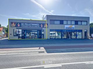 Benaderende OPPERVLAKTEN:Magazijn: 100 m² + mezzanine 150m²Winkel/kantoor: 150m² 4-tal private parkeerplaatsen voor de...