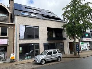 Bent u op zoek naar een locatie waar u op kleinschalige, energiezuinige én budgetvriendelijke manier uw zaak kunt vestigen? <br /><br />De locatie langs verbindingsweg zorgt voor vlotte bereikbaarheid en automatische visibiliteit.<br /><br />Dankzij z’n ZONNEPANELEN, WARMTEPOMP, vloer- muur en plafondisolatie,.. zijn de energiekosten voor dit pand bijzonder laag.<br /><br />De ruimte is momenteel nog enigszins personaliseerbaar én daarna instapklaar eind 2026.<br /><br />Contacteer Bonne Vastgoed voor meer info via 0468/10 40 40 of info@bonnevastgoed.be .