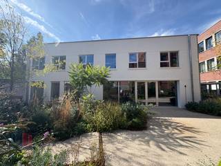 Fantastically located new offices of 431 m² for sale near the city centre of Ghent, the R40 and Gent-Dampoort station. Very easy access by public transport: Gent-Dampoort station is just 1.2 km away.<br /><br />The ready-to-use offices with an industrial loft style are located on the first floor in the "Boma Business Center" and are equipped with solar panels, heat pump, air conditioning, lighting, sanitary facilities, access security, ... Also presence of a communal roof terrace and green outdoor area with dining facilities. Other surfaces also possible. Available immediately. Ample parking space and covered bicycle storage.<br /><br />Contact PANORAMA for further information or a no-obligation site visit on 09 225 09 02.
