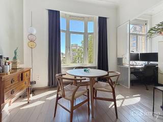 Charmant instapklaar appartement op de 2e verdieping met aangenaam open uitzicht. Inkomhal met vestiairekast. Lichtrijke woonkamer op authentieke plankenvloer en een schouwelement. Aansluitend de half open keuken voorzien van gasfornuis, dampkap, combi-oven, koelkast met diepvries.<br />Het appartement beschikt over een ruime slaapkamer (ca.14m²), alsook op plankenvloer met ensuite de stijlvolle badkamer uitgerust met een badkamermeubel, inloopdouche en toilet.<br />Slechts enkele minuten wandelen van de bruisende Dageraadplaats in de geliefde Zurenborgwijk, met tal van gezellige cafés, restaurants en prachtige architectuur binnen handbereik. Beschikbaar vanaf 1 september.