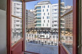 <strong>Stijlvol gerenoveerd tweeslaapkamerappartement in iconische art-decoresidentie, hartje stad</strong><br />Ontdek dit prachtig vernieuwde appartement in een charmante, volledig gerenoveerde art-decoresidentie. Gelegen op een toplocatie in het centrum, combineert deze woning tijdloze elegantie met hedendaags wooncomfort.<br />Het appartement beschikt over een lichtrijke leefruimte met hoge plafonds, een moderne open keuken met kwaliteitsvolle inbouwtoestellen, twee ruime slaapkamers en twee badkamers. De volledige renovatie werd met oog voor detail uitgevoerd en biedt een perfecte mix van karakter en modern gemak.<br />Dankzij de centrale ligging bevinden winkels, restaurants, openbaar vervoer en het strand zich op wandelafstand. Een unieke kans voor wie houdt van charme, comfort én een bruisende stadsomgeving.
<ul>
	<li>Oppervlakte: 80 m² + terrras</li>
	<li>EPC: 62,85 kWh</li>
	<li>Gemeenschappelijke fietsberging</li>
</ul>