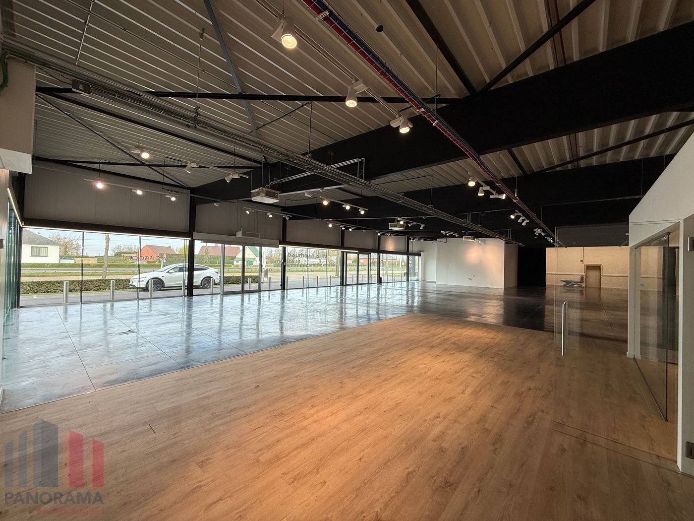MULTIFUNCTIONEEL BEDRIJFSGEBOUW BESTAANDE UIT SHOWROOM MET OPSLAG - foto 4
