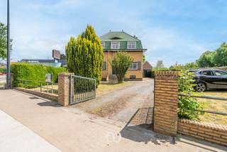 Deze statige villa uit het interbellum ademt de grandeur van weleer. Met haar typerende gevel, authentieke materialen en elegante lijnen is ze...