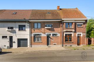 Leuke rijwoning met kleine tuin, dicht bij alle voorzieningenGelegen in de onmiddellijke nabijheid van winkels, scholen, openbaar vervoer en de...