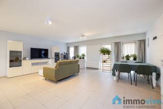 ALGEMEENIn het hart van Wommelgem vinden we dit recent (Bj. 2005) appartement terug in een mooi gebouw met parking. Het lichtrijke appartement...