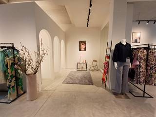 Deze instapklare winkel is gelegen op de Oever, de straat die de Kloosterstraat en Hoogstraat met elkaar verbindt. De winkel is +/-153 m² en heeft achteraan een kleine berging met kitchenette en toilet.<br />Deze buurt is een populair winkelgebied alsook druk bezocht door toeristen.<br />Vlakbij "Ultimate", "Horus Gallery", "Liv The Label", "Marie-Marie" e.a.<br />EPC label X.