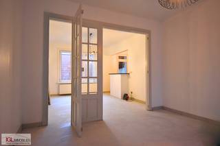 Op een strategische locatie langs de Bergensesteenweg in Sint-Pieters-Leeuw, nabij openbaar vervoer en belangrijke verbindingswegen, bevindt zich deze woning met twee slaapkamers, een terras, koer en een volledige kelderverdieping. De woning biedt een praktische indeling en een goede bereikbaarheid, waardoor ze ideaal is voor wie comfortabel wil wonen op een centrale locatie.<br /><br />De leefruimte op het gelijkvloers geniet van veel licht en sluit mooi aan op de ingerichte keuken, die directe toegang biedt tot de koer achteraan. <br />Op de verdieping bevinden zich twee comfortabele slaapkamers en een verzorgde badkamer met bad, lavabo en toilet. De woning beschikt daarnaast over een volledig onderkelderde structuur, wat uitzonderlijk veel extra bergruimte biedt. <br /><br />De ligging langs de Bergensesteenweg zorgt voor een uitstekende verbinding richting Brussel, Halle en de Ring (R0). In de directe omgeving vindt men bovendien diverse winkels, horecazaken, scholen en verschillende bushaltes, waardoor mobiliteit en bereikbaarheid verzekerd zijn.<br />De woning is onmiddellijk beschikbaar en biedt een praktisch en instapklaar wooncomfort voor wie graag centraal woont met alle voorzieningen binnen handbereik.<br /><br />Bij interesse, gelieve u in te schrijven via volgende link: https://immogrootleeuw.mijnhuurprofiel.be/property/74c6c0d8-c7ed-42e5-9950-94d7ad2bfb55