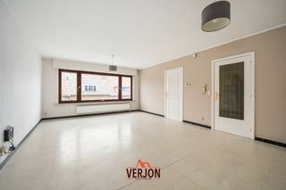 Dit appartement is centraal gelegen in het hart van Roeselare, op het derde verdiep.<br />Het appartement bestaat uit een inkomhal, een ruime woonkamer (32,42m2) met aangrenzende keuken (9,31m2), 3 slaapkamers (12,38; 7,69 en 8,48 m2) en badkamer.<br /><br />Mogelijk om een garage erbij te kopen. Deze is in de verkoopprijs niet inbegrepen. <br /><br />PLUSPUNTEN:<br />- Centrum van Roeselare<br />- Ruime woonkamer<br />- 3 slaapkamers<br /><br />Garage: €15.000 <br />EPC: 148 kWh/m2 - label B (UC: 0003536238 )<br />Bruikbare vloeroppervlakte volgens EPC: 96m2