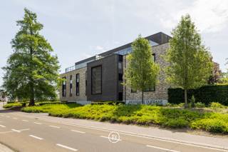Dit ruim en lichtrijk penthouse van 147 m² (bruto) biedt uitzonderlijk veel wooncomfort in het centrum van Schulen. Met een prachtig groen uitzicht en twee grote terrassen van elk ruim 33,5 m² geniet u hier op elk moment van de dag van de zon en de rust. Het appartement beschikt over een royale leefruimte met een mooie open keuken en kookeiland, twee volwaardige slaapkamers, maatwerk, dressing en twee ruime badkamers. In de verkoop is bovendien een garagebox, een extra private autostaanplaats én een kelderberging inbegrepen. Op vlak van energie en techniek scoort de woning uitstekend met EPC label A (E-peil E47), vloerverwarming, zonnepanelen, domotica, verhoogde akoestische isolatie en een waterontharder. Het pand bevindt zich in een kleinschalige en uitstekend onderhouden residentie met een mooie tuin en bezoekersparking, rustig gelegen nabij de dorpskern, winkels en met een vlotte verbinding naar de snelwegen.