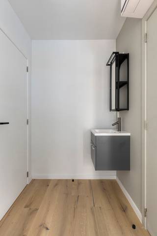 <span><strong>**Vraag uw brochure op/bezoek aan**</strong></span><br /><br />We bieden met veel plezier deze lichtrijke en bemeubelde entiteiten aan, gelegen op een uiterst unieke locatie op de <strong>Diestsestraat</strong>. We bevinden ons op een voormalige herberg <strong>"In de Toewip"</strong>, met achteraan het perceel de schutterstoren waarvan de herberg zijn naam ontleent. Daarnaast bevinden we ons op een uiterst interessante uitvalsbasis, in de buurt van alle voorzieningen, campussen en openbaar vervoer.<br /><br />Dit opbrengstpand omvat 10 moderne entiteiten, namelijk <strong>kamers met privatief sanitair</strong>, voorzien van alle comfort en bemeubeling. In de <strong>gemeenschappelijke keuken</strong> kan er gezellig worden gekookt en is er een <strong>gemeenschappelijk terras</strong> aanwezig waar de studenten kunnen samenkomen. Bovendien kunnen de studenten op de gelijkvloerse verdieping hun <strong>fietsen</strong> veilig <strong>opbergen</strong>.<br /><br />De entiteiten worden verkocht <strong>onder het BTW-stelsel (21%)</strong><br /><br /><span><strong>Voor een stabiele investering met onmiddellijk rendement, ben je op residentie de Toewip aan het juiste adres!</strong></span><br /><br /><span><strong>Interesse? Vraag je brochure op en plan uw bezoek in met onze Expert Investeringsvastgoed: Jacky@connect-immo.be of 0495 53 46 49</strong></span><br /><br /><span>EPB Startverklaring</span><br /><span>wche, gdv, gvkr, gvv<br />*Beelden zijn foto's van voorgaande gerealiseerde projecten<br /></span>