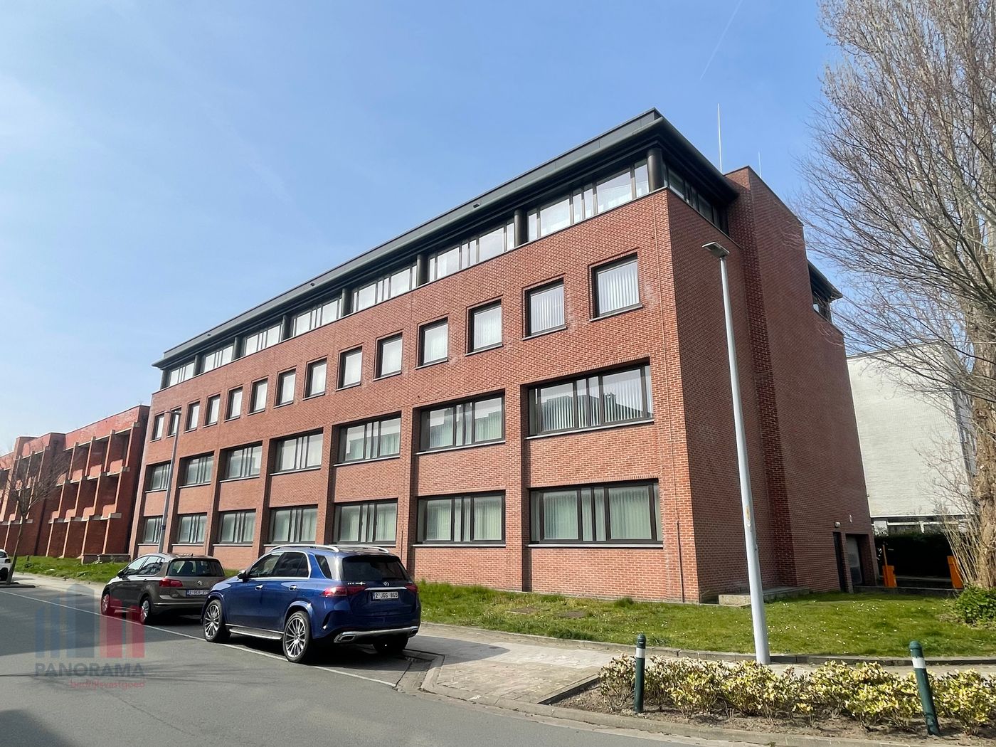 Lichtrijke ruime kantoorruimte met open indeling in het hart van Brugge - photo 2