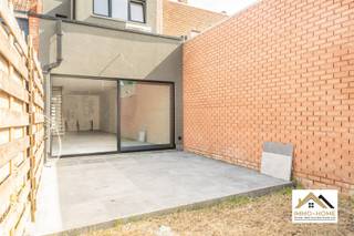 Deze structureel gerenoveerde woning wacht nog enkel op je persoonlijke afwerking ... een buitenkans dus voor wie op zoek is naar een energiezuinige woning waar nog een heel eigen invulling kan aan gegeven worden. Via de inkomhal (met gastentoilet en berging/wasplaats) kom je in een heel mooie leefruimte, waar ook de aansluitingen voor een open keuken zijn voorzien. Het gevelbrede schuifraam achteraan brengt je tot op het terras en in de mooie afgesloten tuin, die samen als één geheel aanvoelen. Op de eerste verdieping is er voorzien in een eerste slaapkamer, een grote polyvalente overloop en een badkamer, en op de zolderverdieping vinden we een volumineuze tweede/derde slaapkamer. Het levendige centrum van Lokeren is vlakbij, en als je eerder graag op zoek bent naar rustiger groene omgevingen dan kun je ook die op wandelafstand terugvinden. Bezoekdag zaterdag 25/07, Inschrijven via mail naar info@immo-home.be, geen telefonische inschrijvingen! Volg ons op Fb en Insta. Voor meer info: www.immo-home.be. GRATIS SCHATTING & GRATIS FINANCIEEL ADVIES
