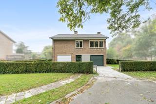 <p>Ruime woning met inpandige garage op een groot perceel van 812 m², gelegen in een rustige, doodlopende straat in Gavere.<br />Veel leefruimte, een uitstekend EPC en een buitenruimte waar u zich helemaal kunt laten gaan.<br />Het perceel biedt volop plaats voor een tuin, terras, moestuin of speelruimte voor de kinderen.</p><p>De woning biedt 160 m² bewoonbare oppervlakte. Op het gelijkvloers vindt u een ruime inkomhal met een gastentoilet, <br />de ruime woonkamer met veel lichtinval, de keuken met veel mogelijkheden en de inpandige garage die u een extra plaats biedt voor uw wagen en extra berging of werkruimte. Het verdiep is verdeeld over 4 ruime kamers en een ruimte die voorzien is voor de installatie voor een badkamer. De leidingen liggen reeds aangesloten, maar een nieuwe badkamer dient nog geïnstalleerd te worden.<br />Deze indeling geeft u alle vrijheid: slaapkamers, bureau, hobbyruimte of speelkamer, het kan allemaal.<br />De grote inpandige garage biedt plaats voor uw wagen en extra berging of werkruimte.</p><p>Ook op het vlak van energie en comfort scoort de woning:<br />EPC-label B 185 kWh/(m²jaar), 16 zonnepanelen, dubbele beglazing in het hele huis en elektrische rolluiken voor gemak en privacy.</p><p>De ligging is uitzonderlijk: aan het einde van een doodlopende straat, zonder doorgaand verkeer, met een groen park als uitzicht. Ideaal voor gezinnen, wandelaars en iedereen die houdt van rust.</p><p>Voornaamste troeven:<br />✔ Doodlopende straat aan een groen park<br />✔ Groot perceel van 812 m²<br />✔ 160 m² bewoonbare oppervlakte<br />✔ 4 ruime kamers<br />✔ Inpandige garage<br />✔ EPC-label B<br />✔ 16 zonnepanelen<br />✔ Dubbele beglazing en elektrische rolluiken<br />✔ Ideaal voor gezinnen en rustzoekers</p><p>Een woning met ruimte, rust en een uitstekende energiescore, klaar om uw eigen stempel op te drukken.<br />Kom het zelf ontdekken en laat u verrassen!</p><p>Contacteer Idriss vandaag nog voor meer informatie of om een bezoek in te plannen.<br />Mobiel : 0487 178 314 of via mail : idriss@vastgoeddevos.be</p>